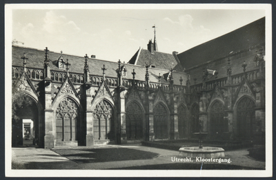 606081 Gezicht op de kruisgang van de Domkerk te Utrecht, vanuit de pandhof.